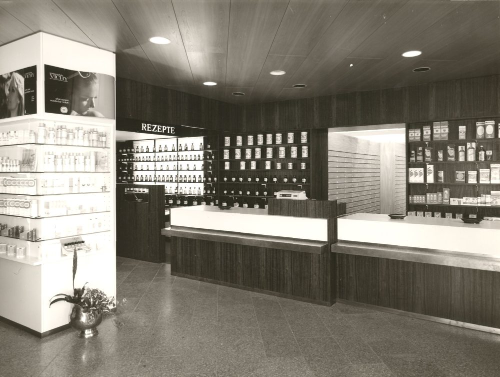 53 Geschichte Apotheke 1971 innen